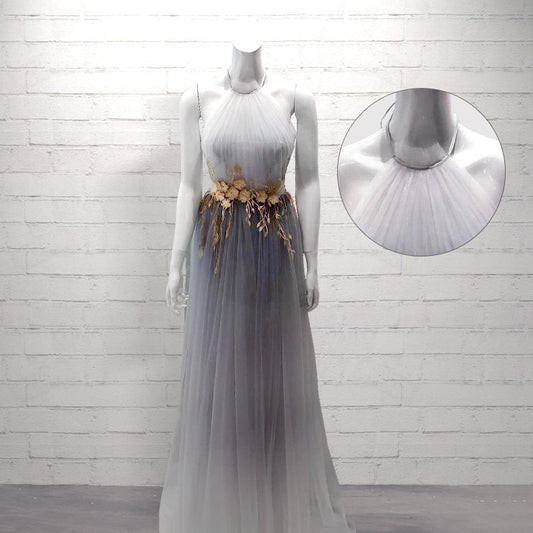 Robe de soirée longue avec col pendant pour montrer la silhouette