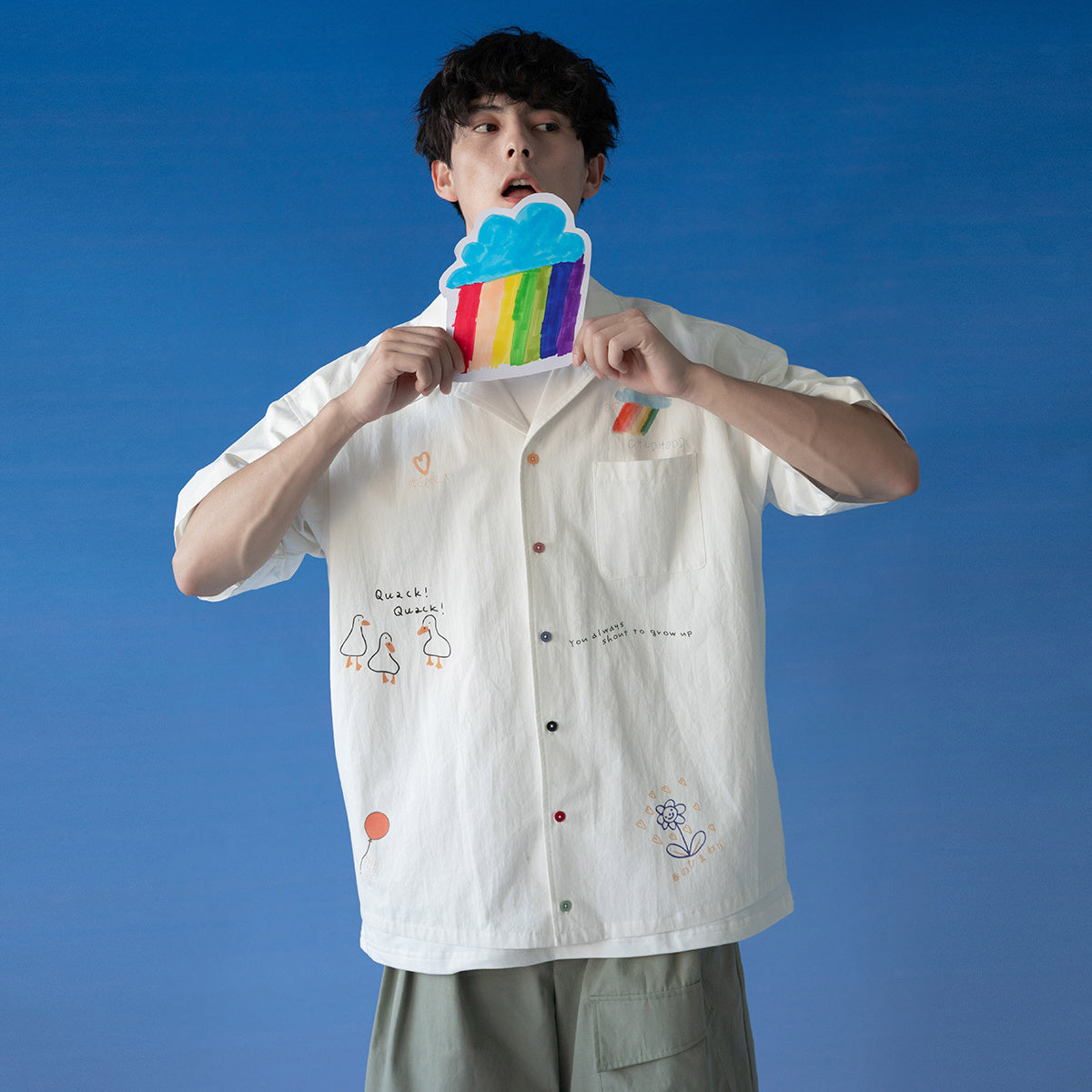 T-shirt à manches courtes avec graffiti au crayon enfantin