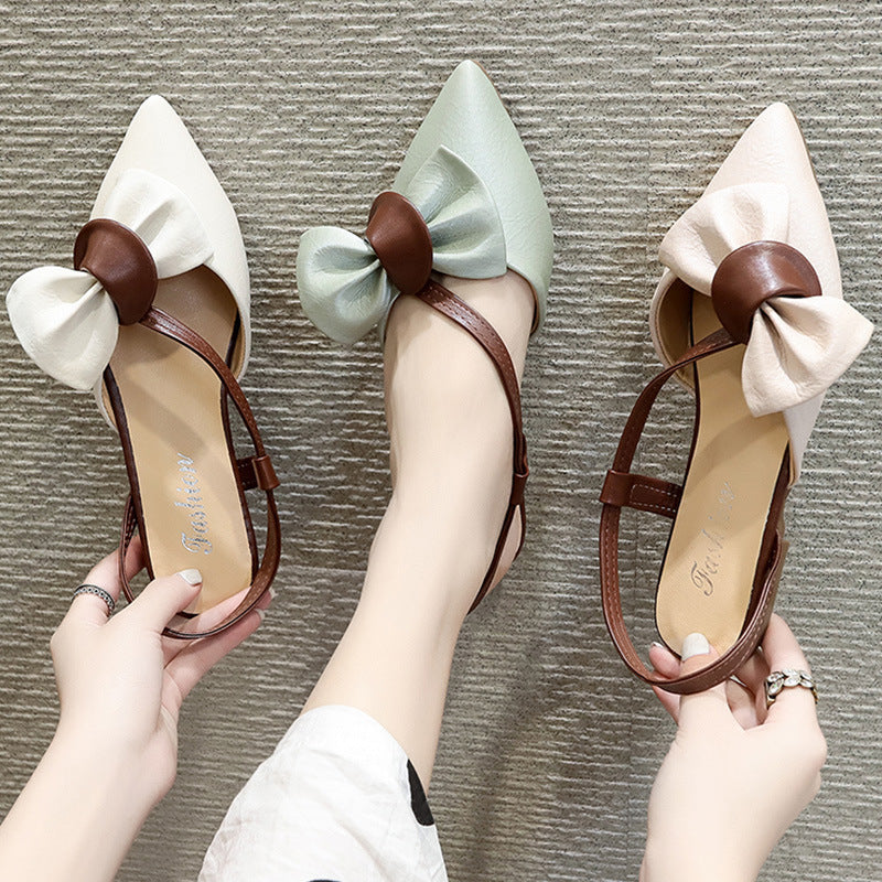 Sandali piatti fuori dai loro cuori