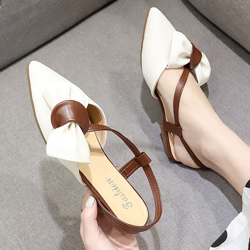 Sandali piatti fuori dai loro cuori