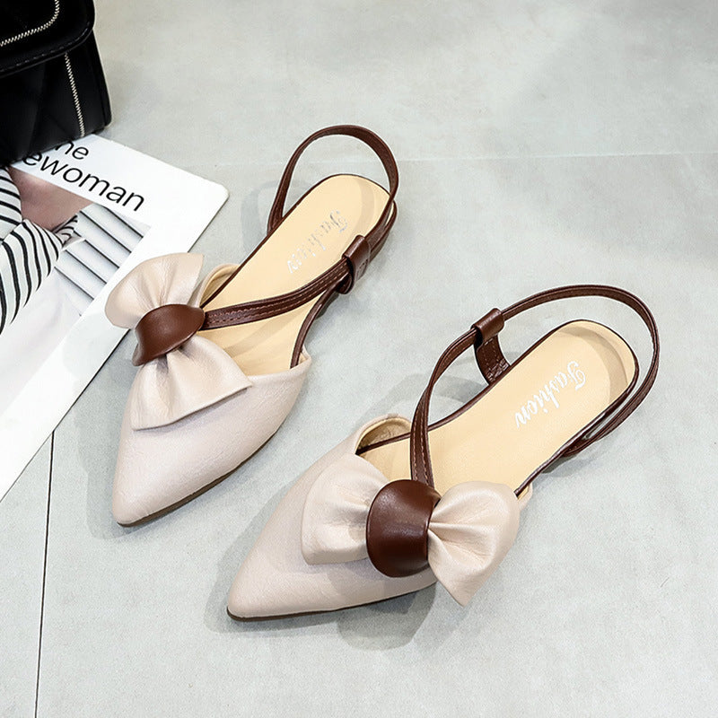 Sandali piatti fuori dai loro cuori