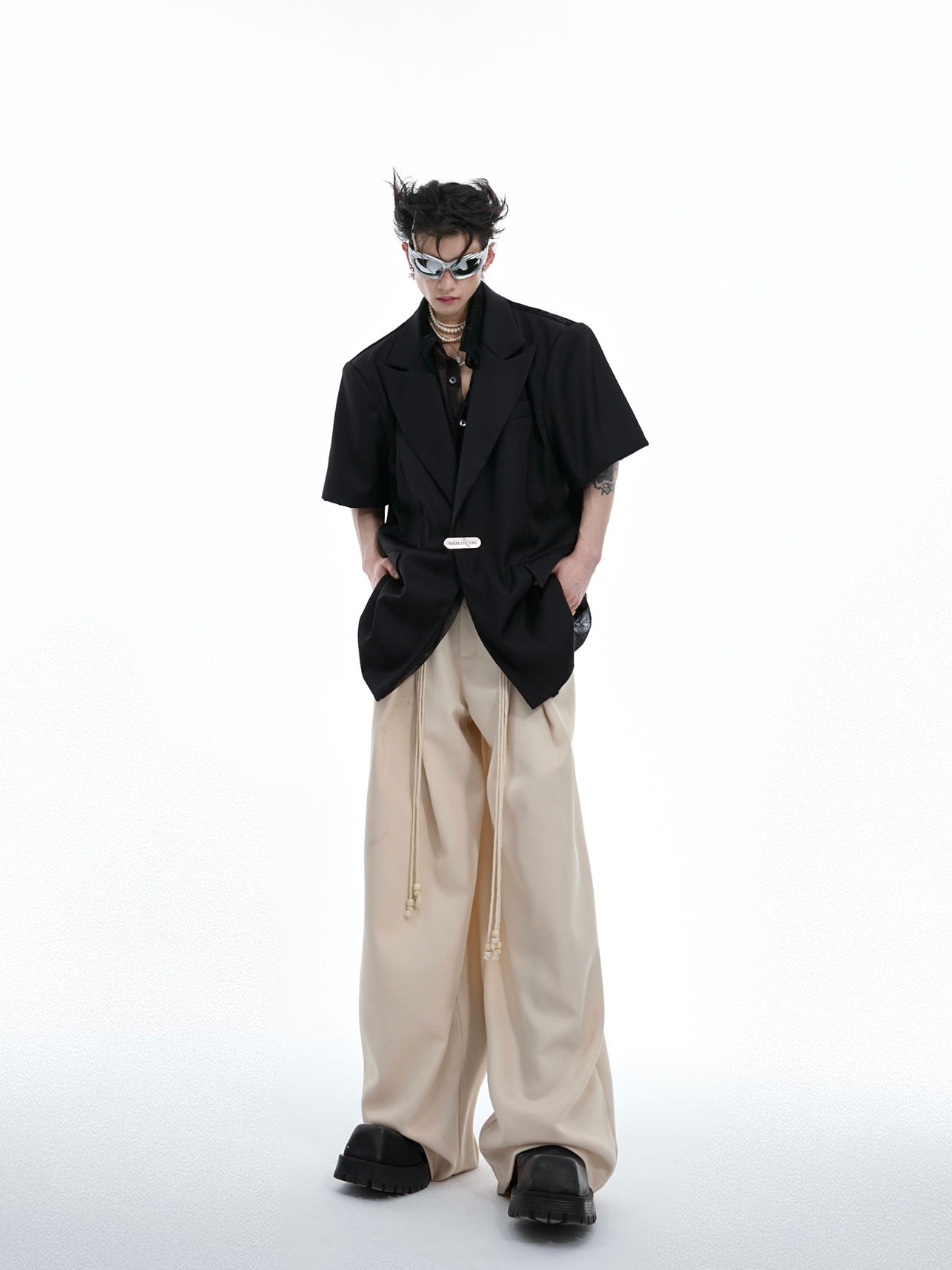 Profil en maille cousue, épaules rembourrées amples, manches courtes