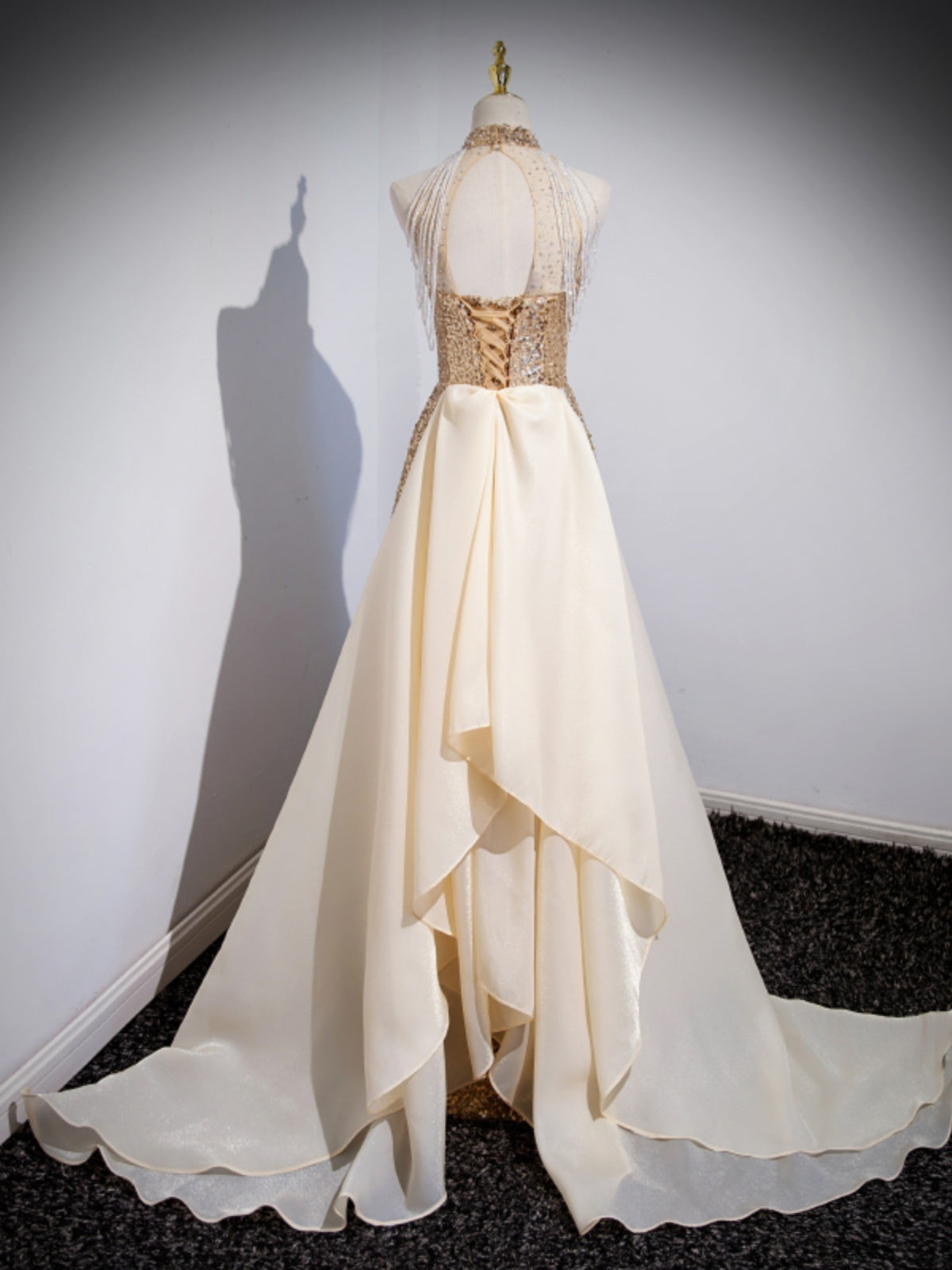 Abito da sera dorato per l'ospite femminile