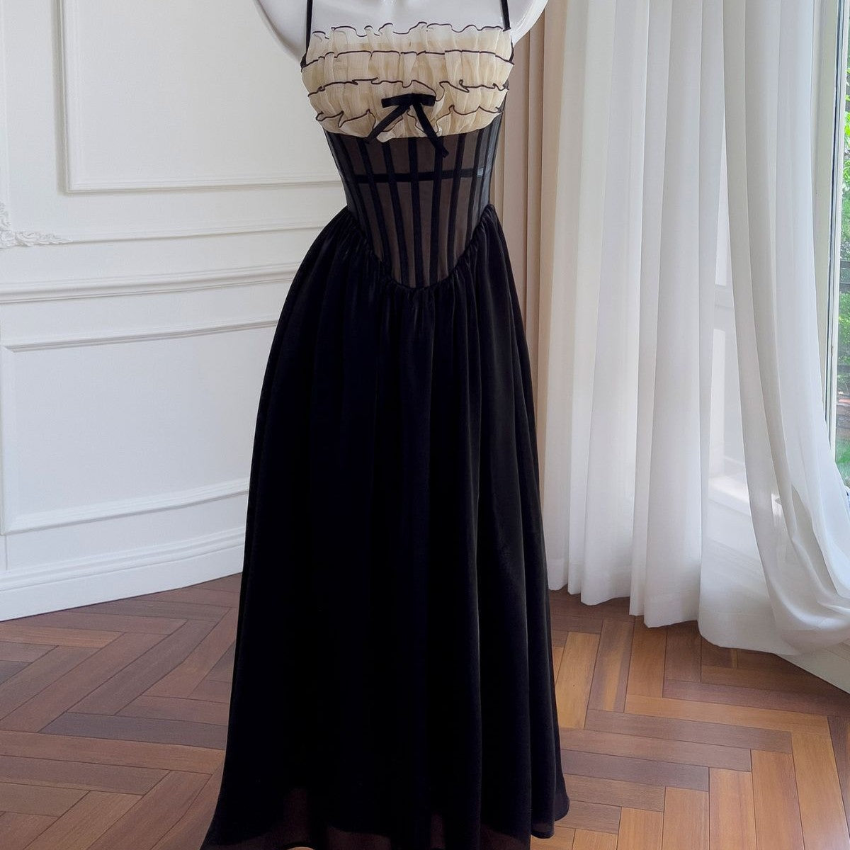 Robe à bretelles en dentelle noire Hepburn Wind