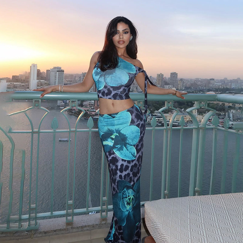 Abito lungo senza maniche con stampa leopardata a contrasto di colore e stampa floreale che lascia scoperta la vita