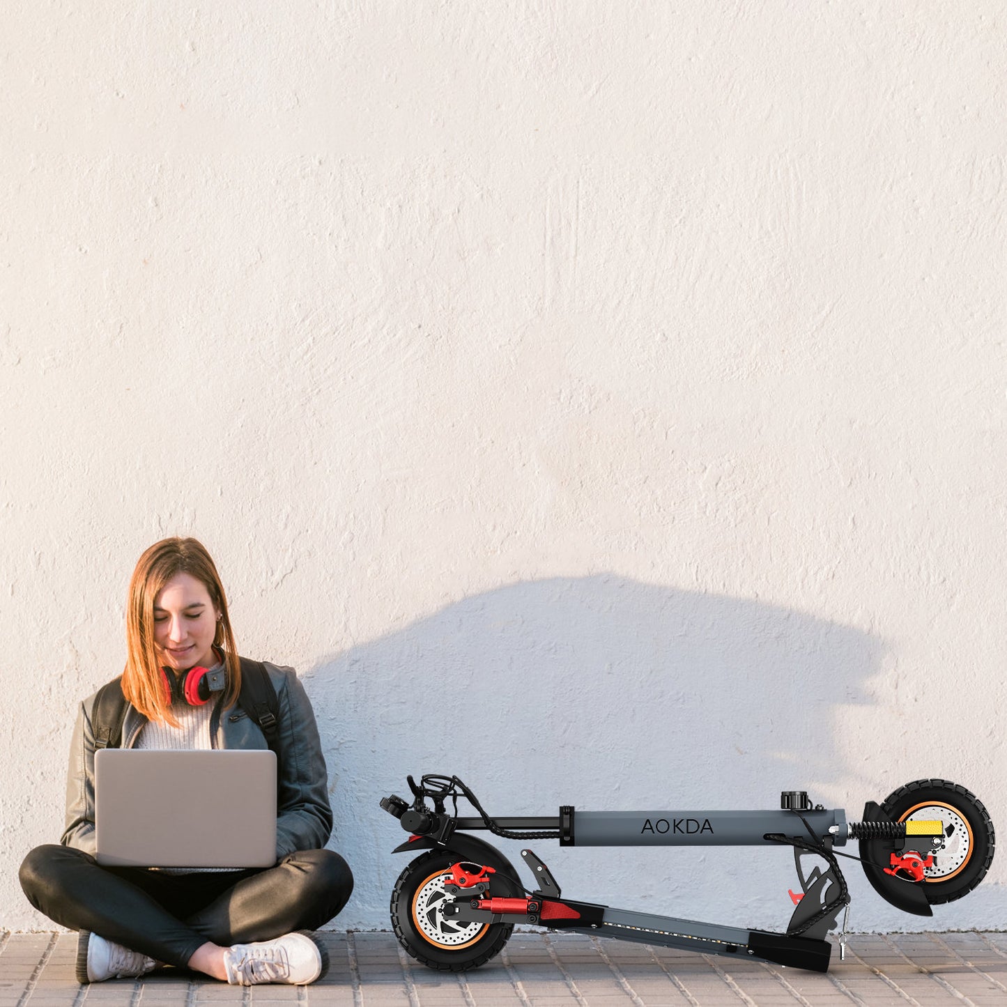 Monopattino elettrico, potenza motore 250 W, capacità batteria 48 V 10 Ah, dimensioni pneumatici 10 pollici, velocità massima 25 km.