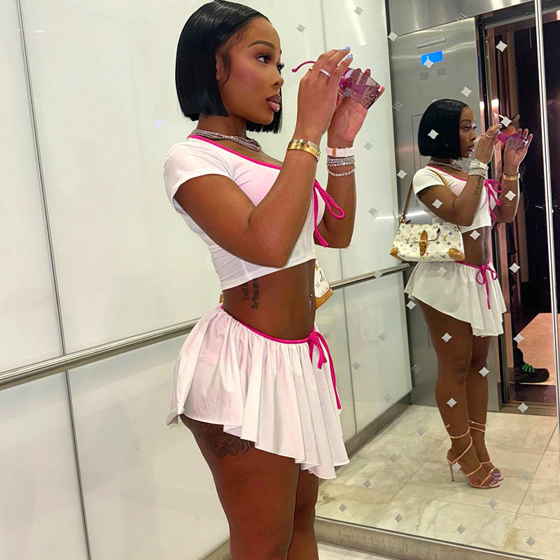 Completo gonna a vita bassa slim fit con scollo quadrato e maglietta