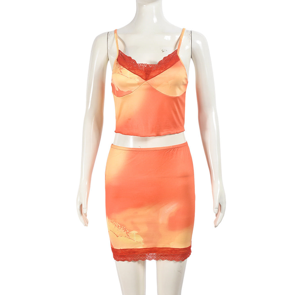 Combinaison en dentelle avec poitrine enveloppée et nombril exposé