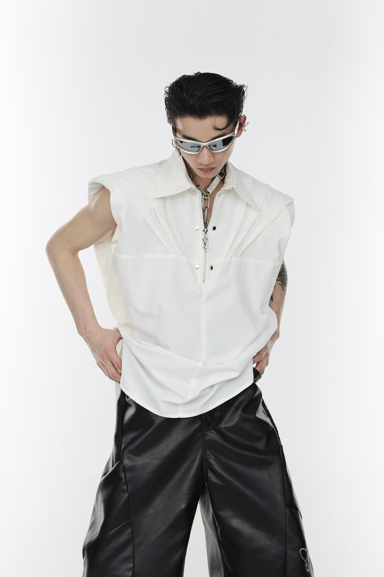 Chemise sans manches à fermeture éclair en métal, plissée et rembourrée, déconstruite et dimensionnelle