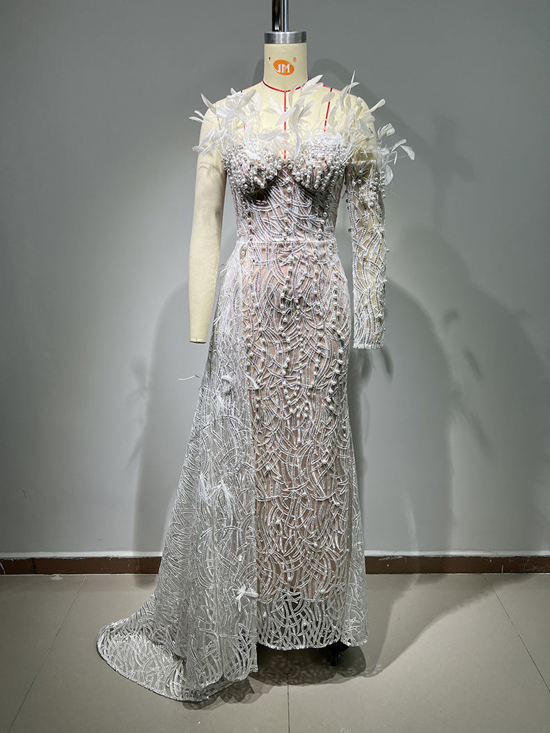 Abito con drappeggio fatto a mano con paillettes perline e cuciture a piume