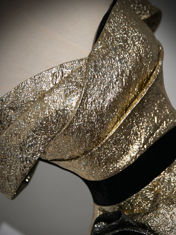 Abito da sera con spalle scoperte color oro per la Host Performance