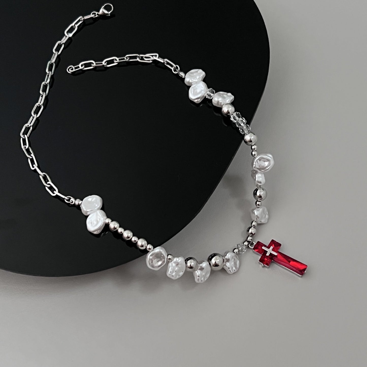 Collier croix en perles et zircon rouge