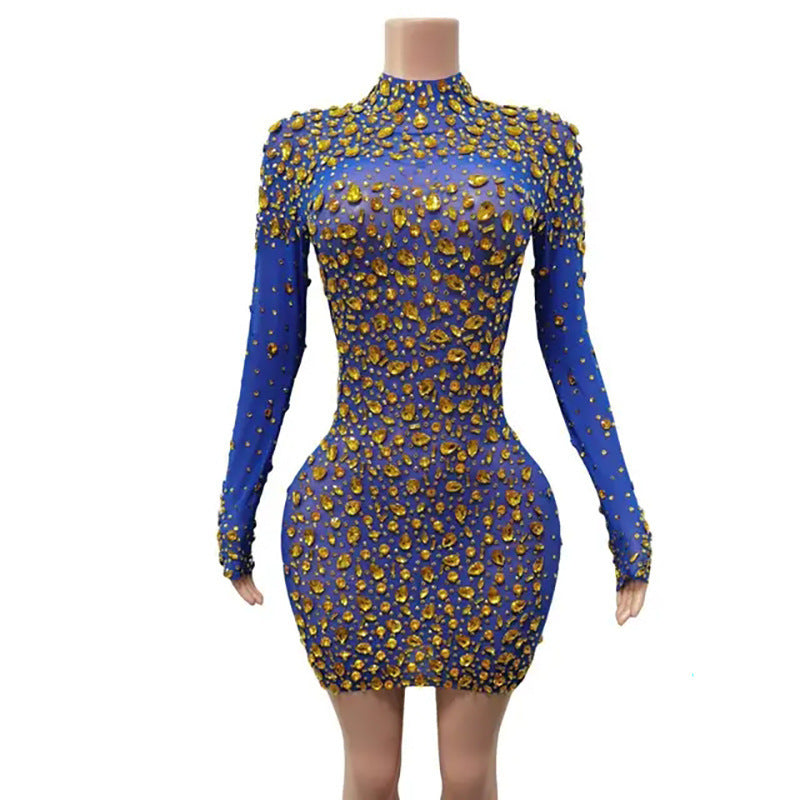 Robe de soirée fourreau blanche élégante et ajustée, défilé sur le tapis rouge