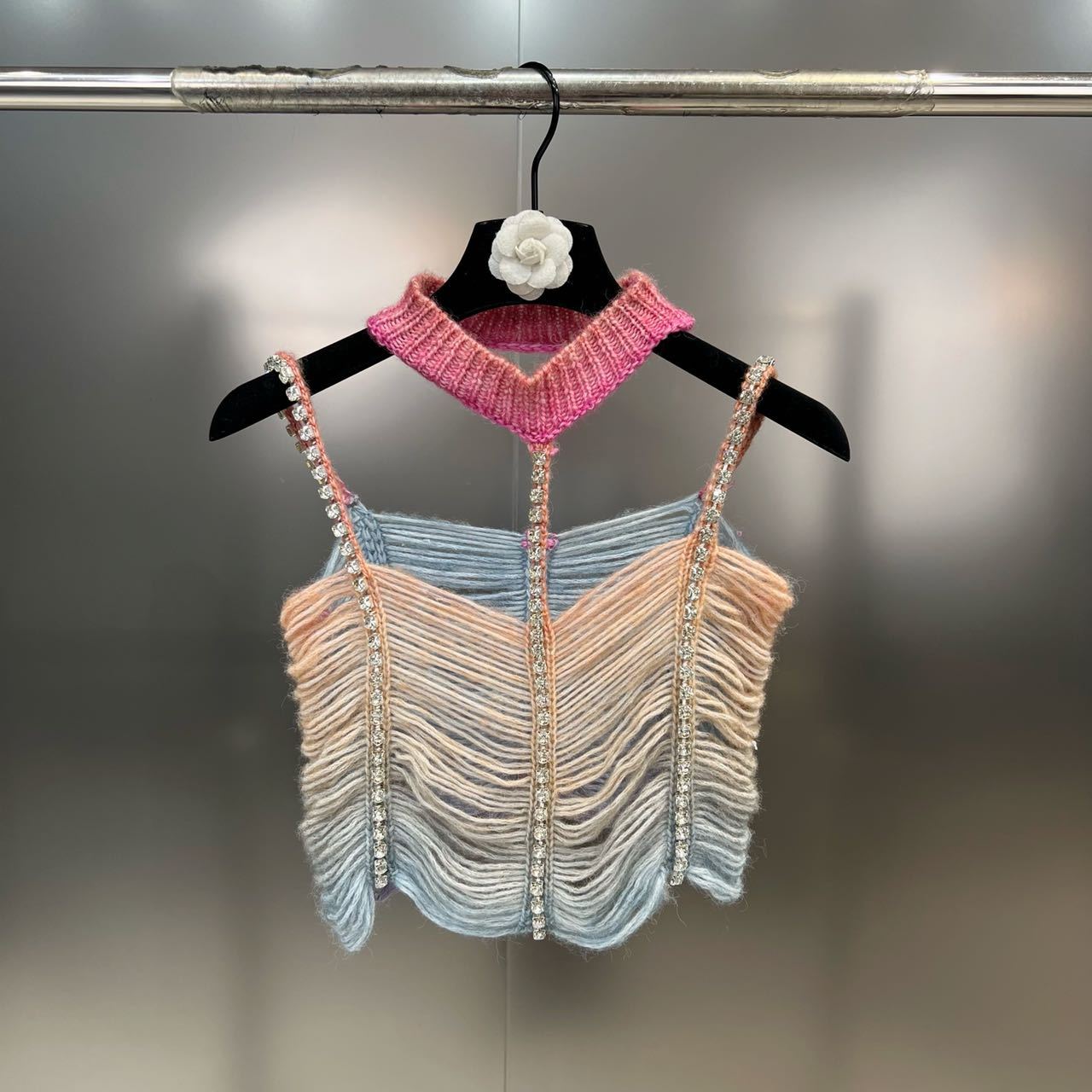 Completo corto con gilet in corda colorata traforata