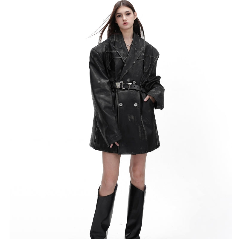 Veste de costume rétro en cuir PU vieilli, style déconstruction affirmée.