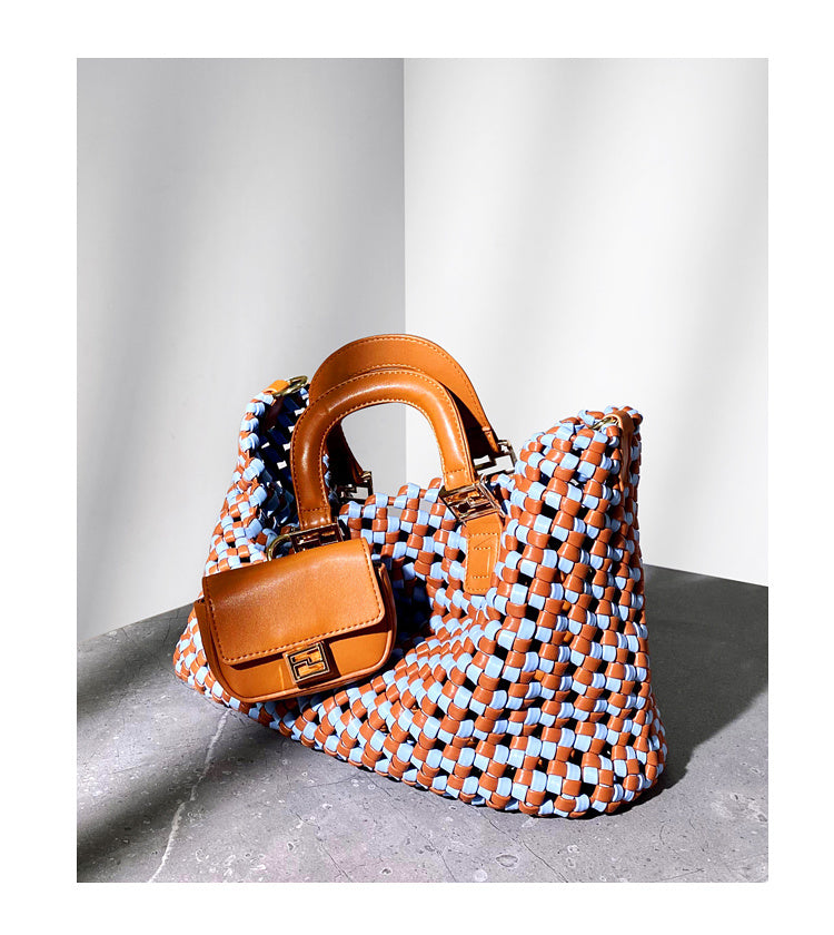 Borsa tote intrecciata a mano in pelle di mucca color a contrasto