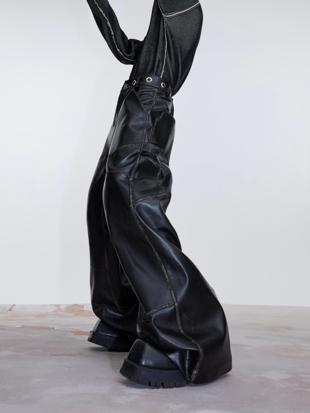 Pantalon rétro en cuir PU mat vieilli