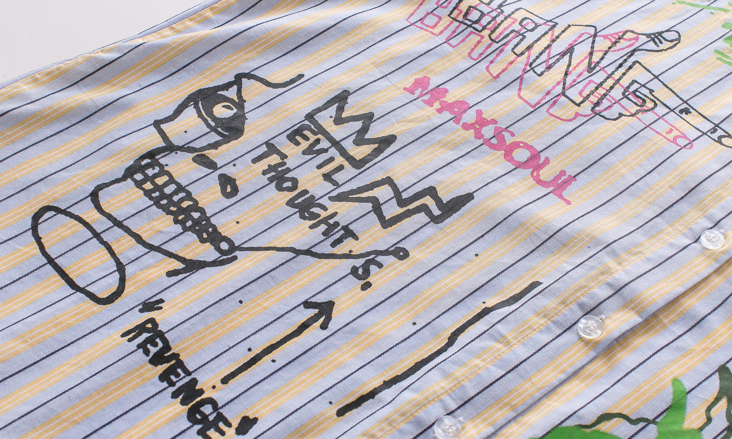 Maglietta con lettere graffiti