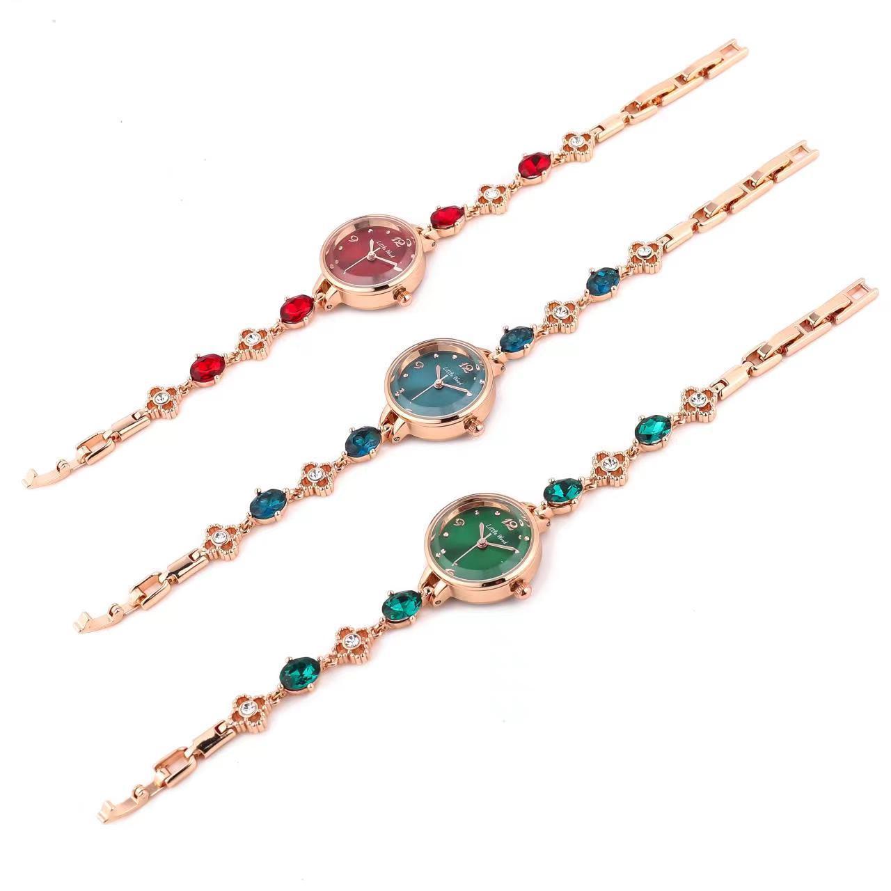 Piccolo orologio verde semplice ed elegante