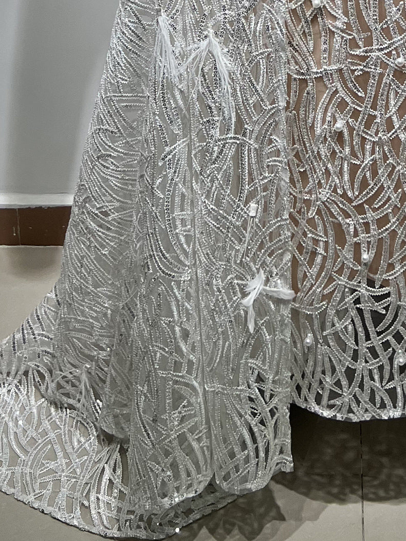 Abito con drappeggio fatto a mano con paillettes perline e cuciture a piume