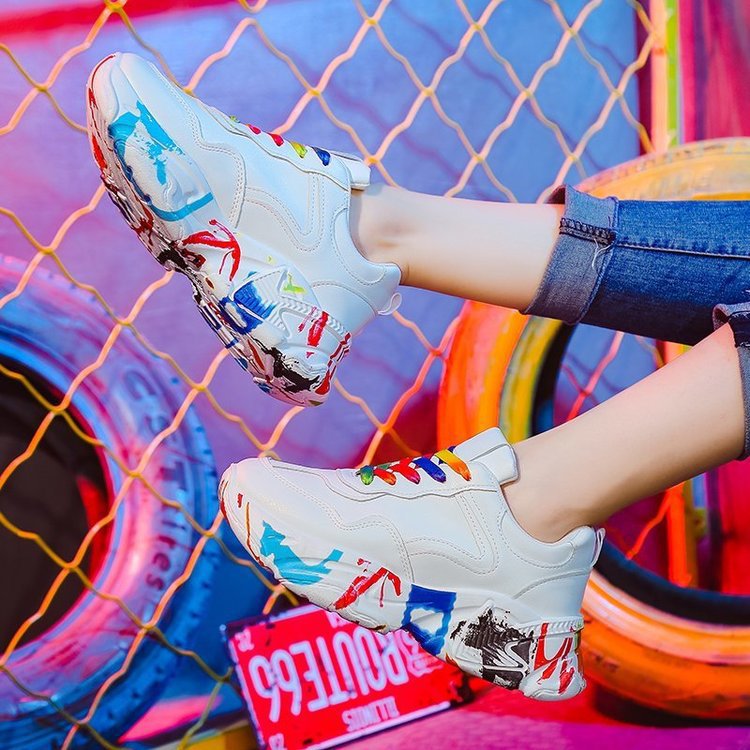 Chaussures blanches à plateforme pour femmes, style graffiti décontracté.