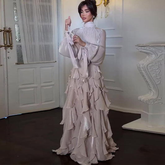 Robe élégante plissée à volants et coupe ajustée