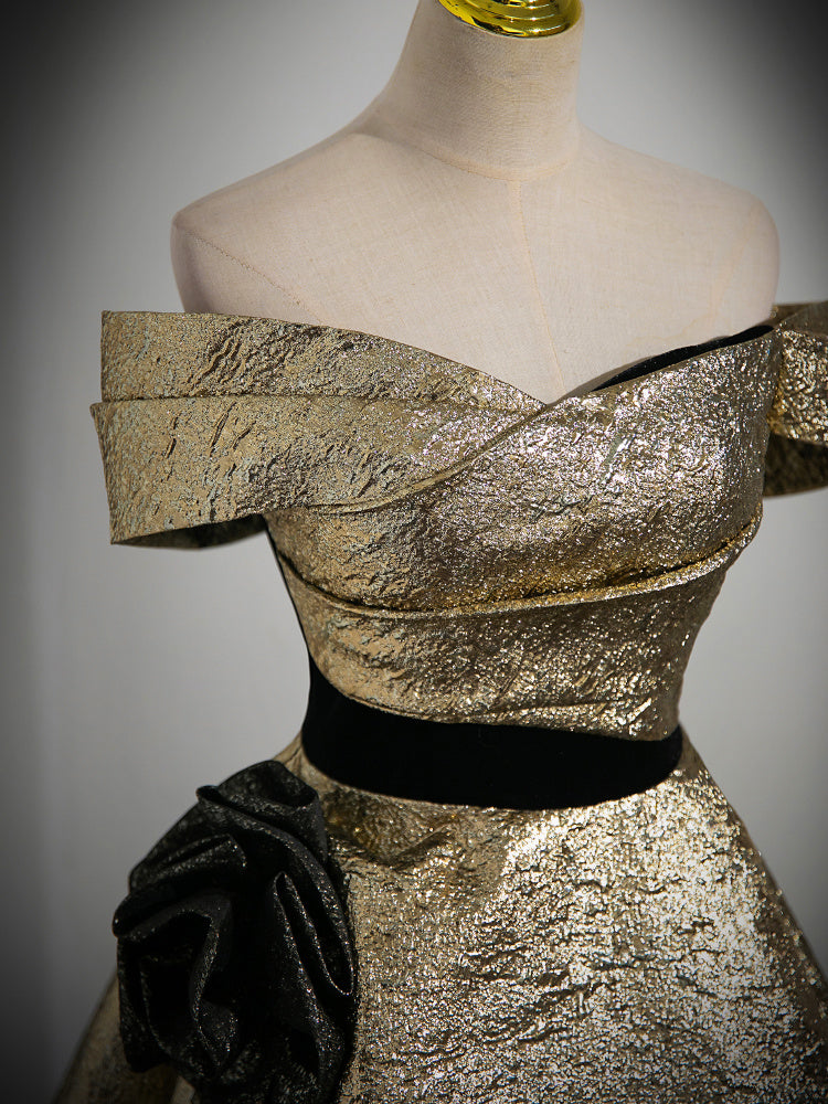 Abito da sera con spalle scoperte color oro per la Host Performance