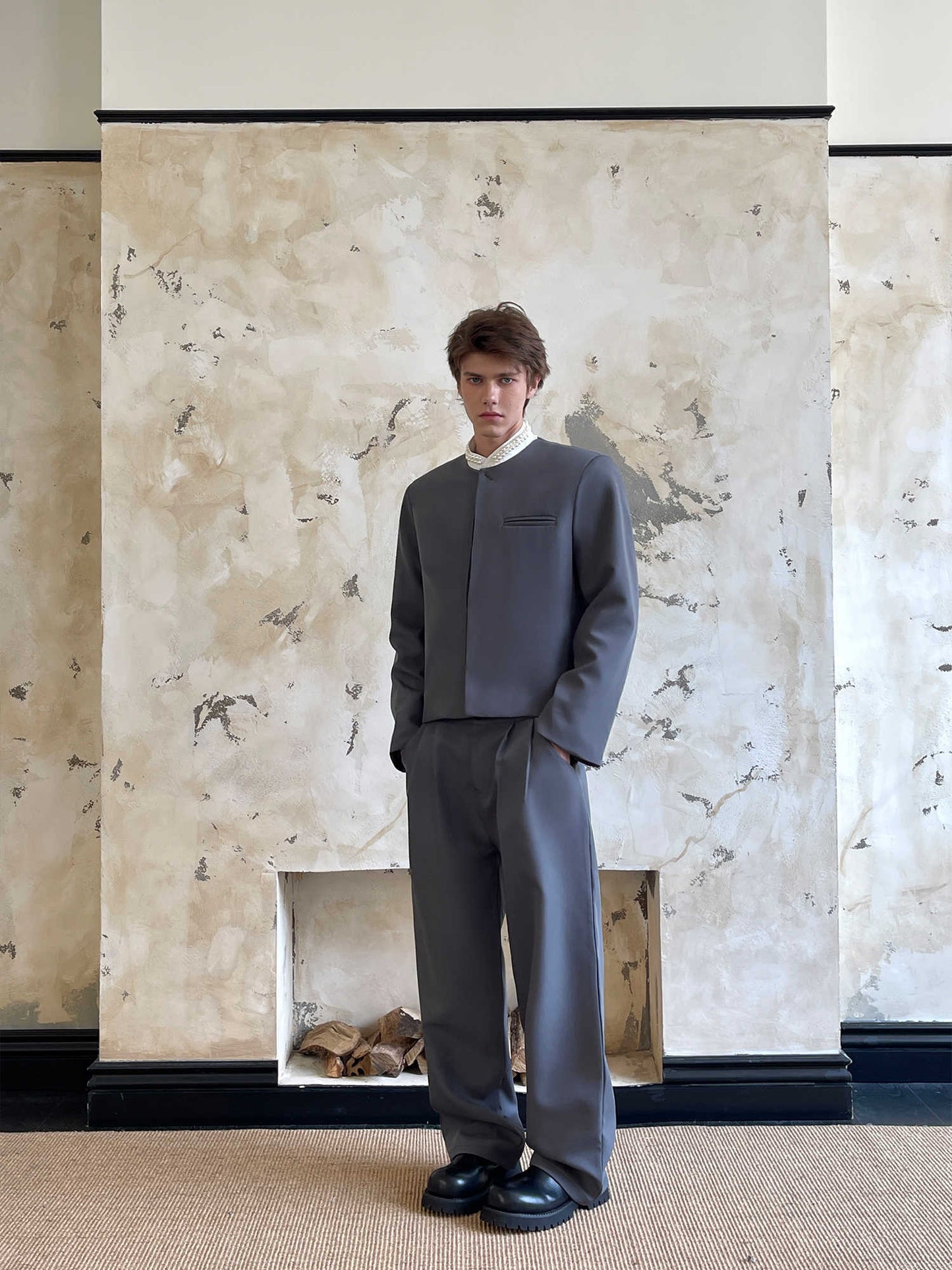 Completo da uomo minimalista di alta qualità con spalle larghe e temperamento tinta unita