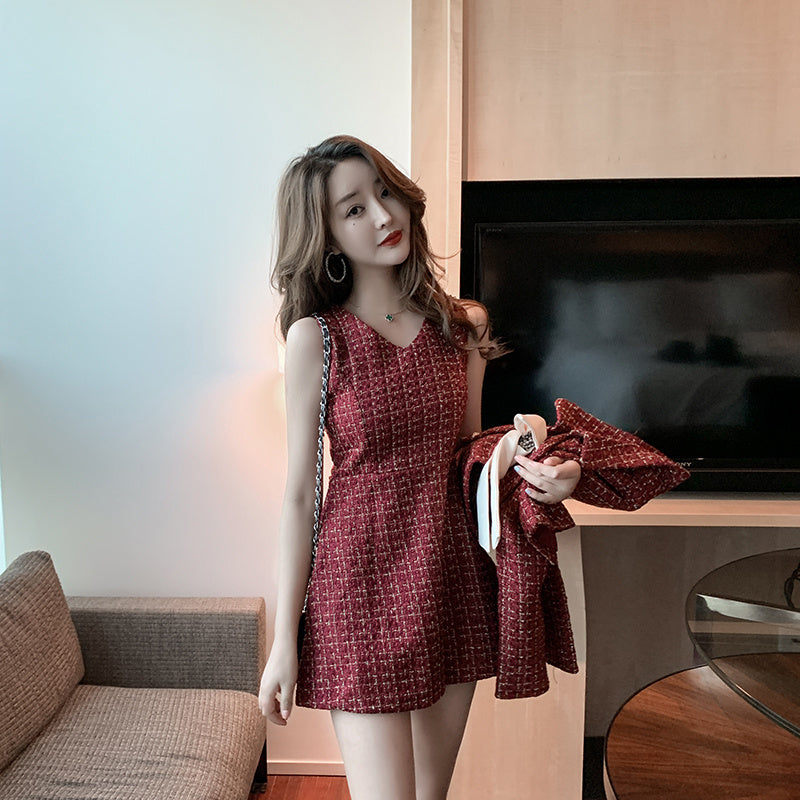 Ensemble veste cintrée à col ajusté, gilet à nœud papillon et jupe