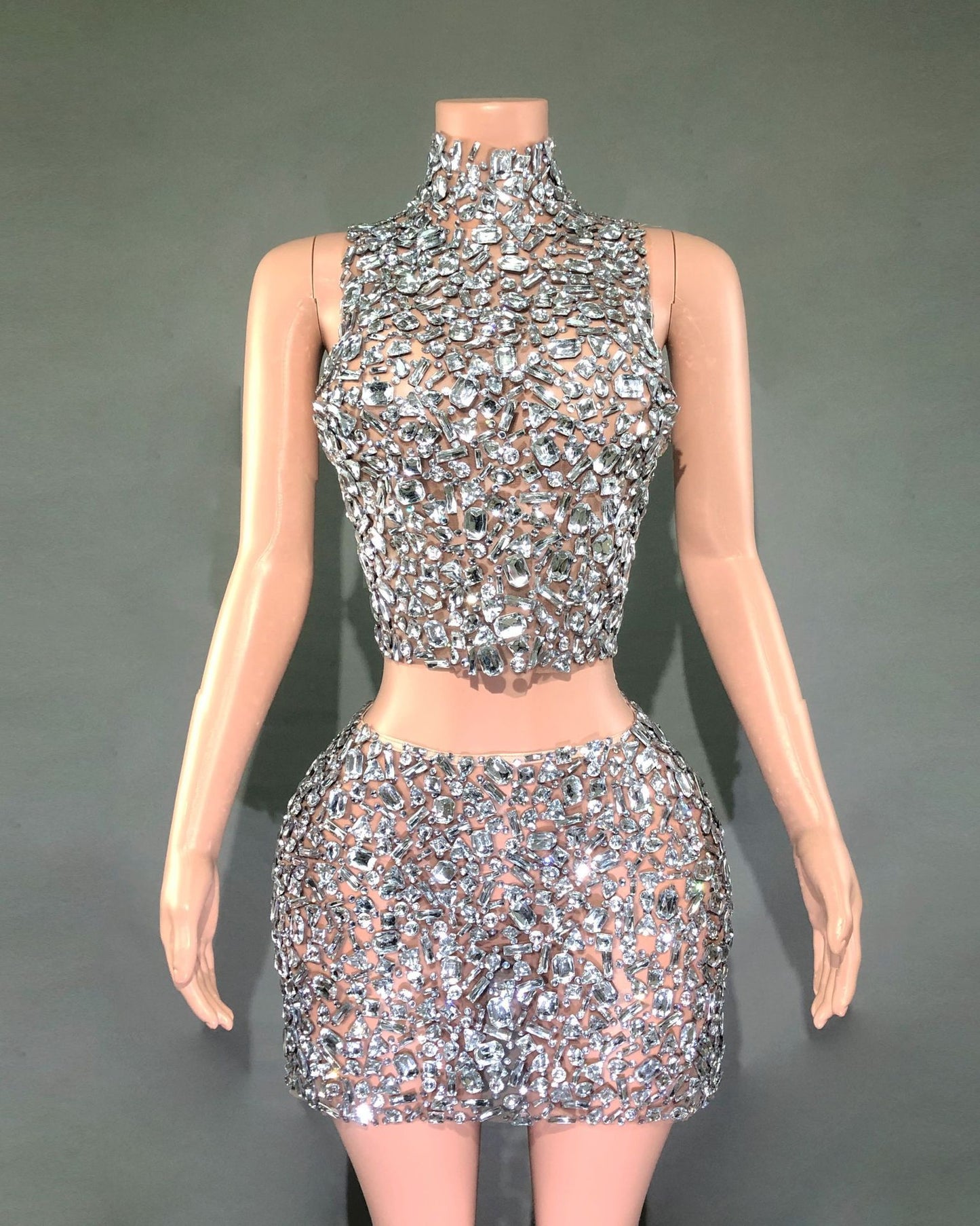 Ensemble deux pièces pour banquet, robe fourreau courte amincissante à la taille et strass, entièrement ornée de diamants