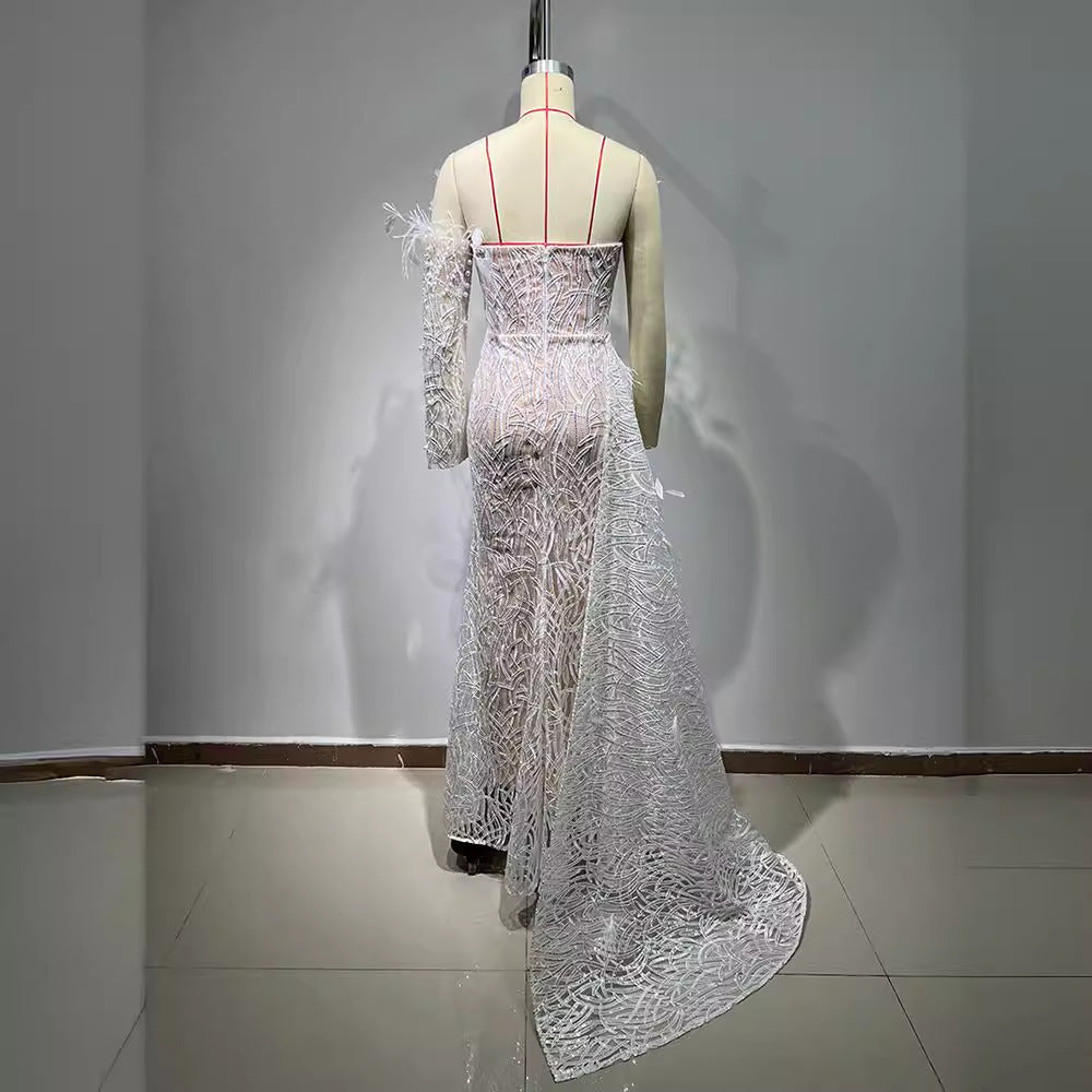 Abito con drappeggio fatto a mano con paillettes perline e cuciture a piume