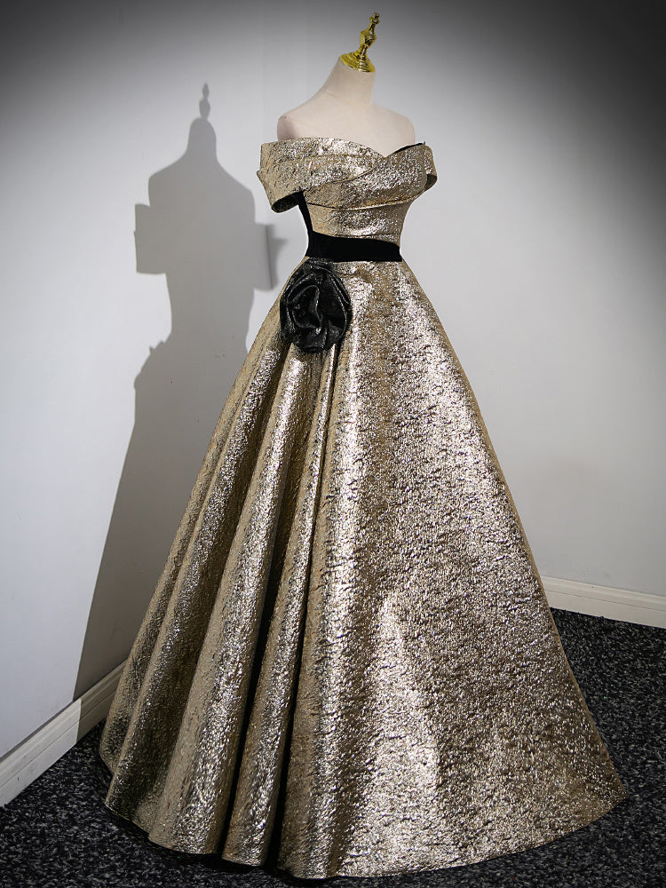 Abito da sera con spalle scoperte color oro per la Host Performance