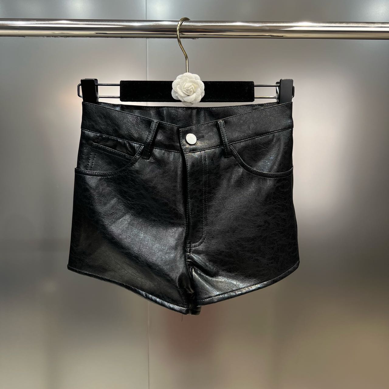 Ensemble pour femme : débardeur dos nu et short en PU brillant