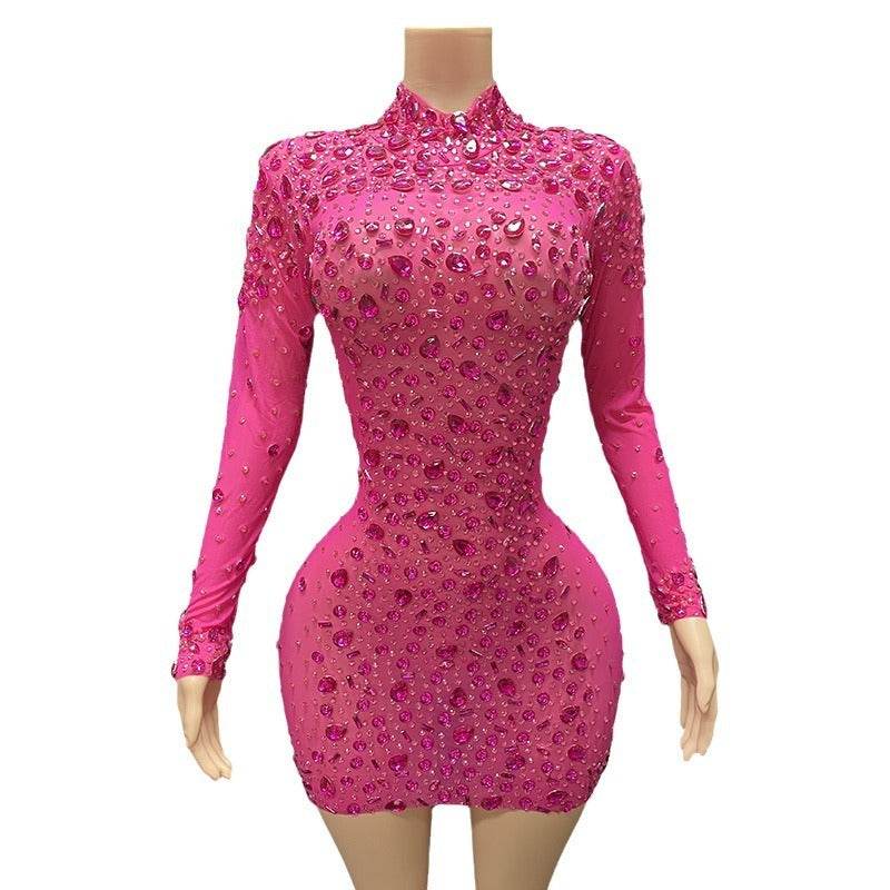 Robe de soirée fourreau blanche élégante et ajustée, défilé sur le tapis rouge