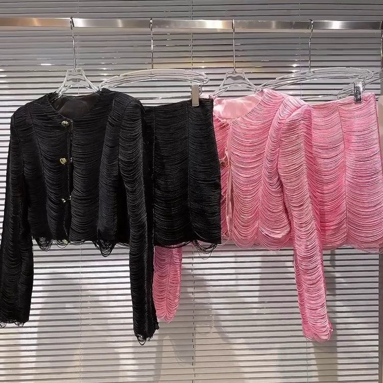 Nuovo abito corto con gonna e spalline imbottite in stile classico con nappa