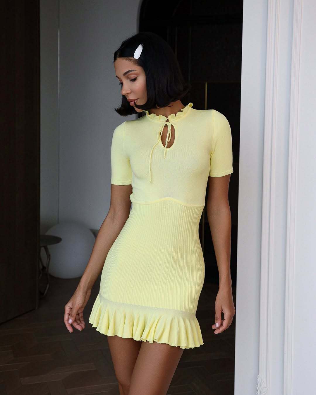 Robe courte à lacets et volants, col rond, jupe