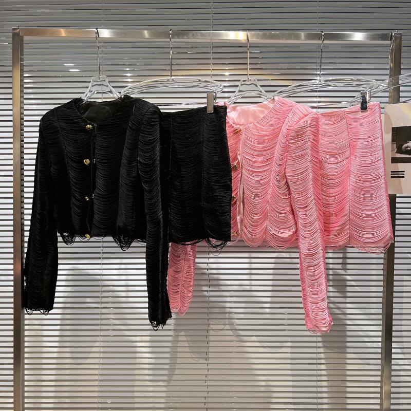 Nuovo abito corto con gonna e spalline imbottite in stile classico con nappa