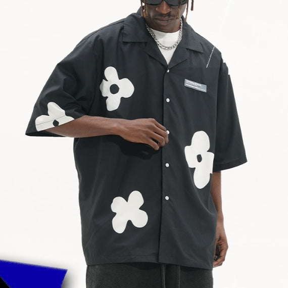 Camicia a maniche corte con colletto cubano e silhouette dipinta a mano