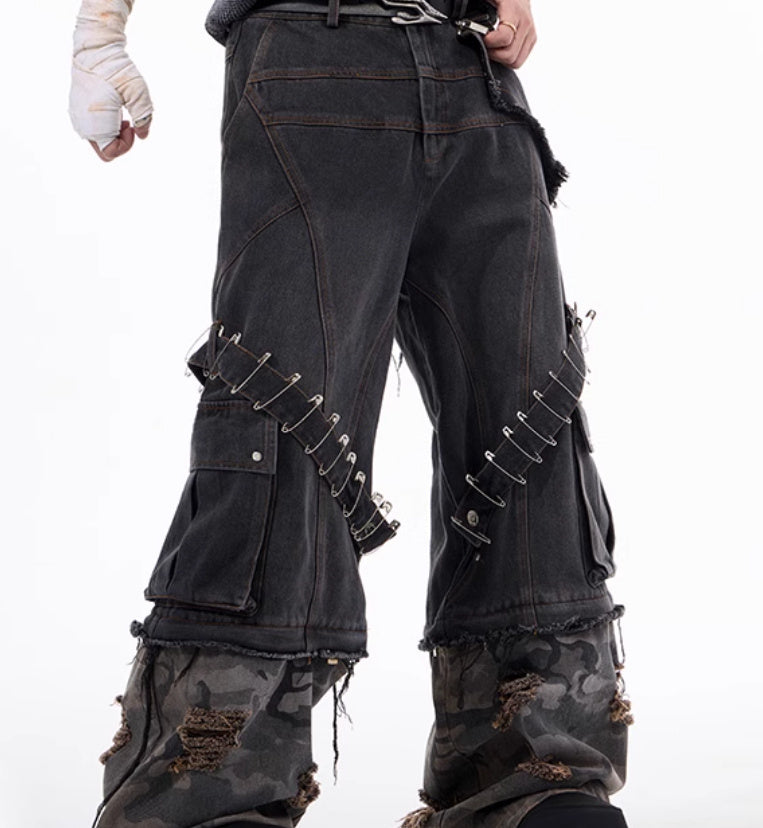 Jeans à structure d'épissure camouflage avec épingles et rubans