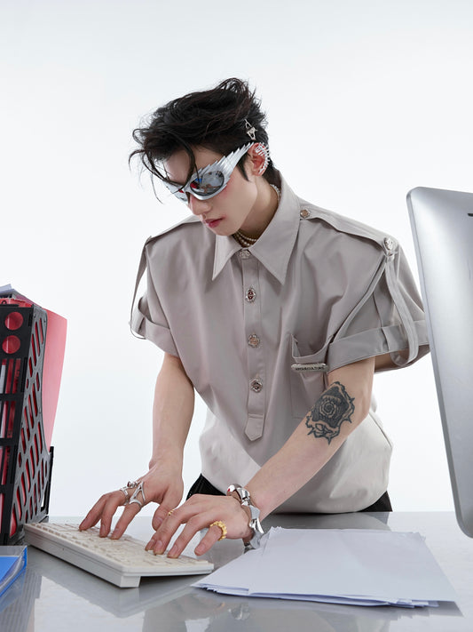 Manica corta con cuciture a bottone in metallo