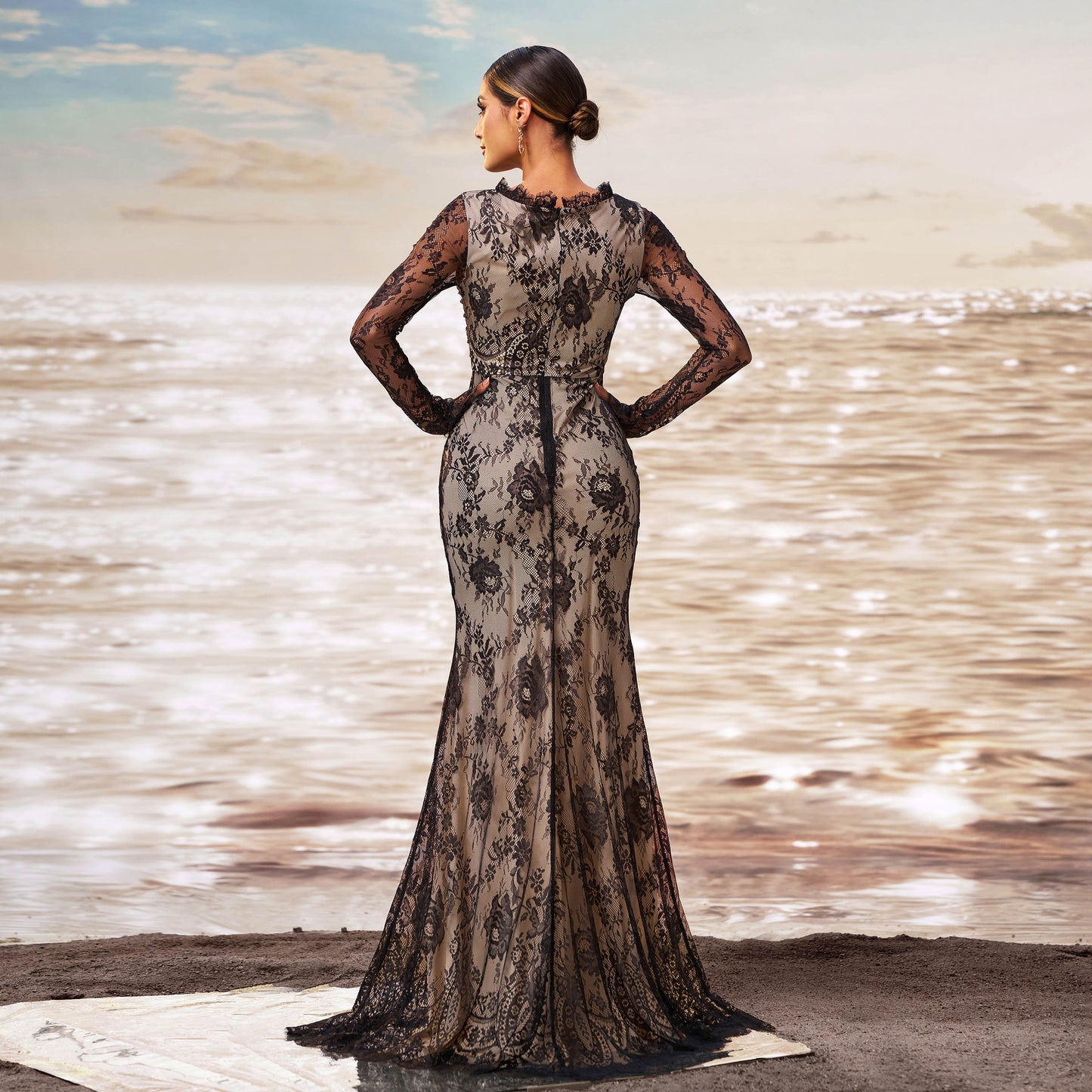 Abito da sera a sirena in garza con maniche lunghe e scollo rotondo