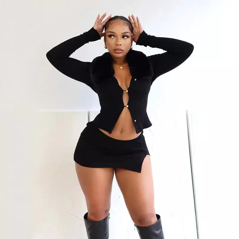 Ensemble haut à manches longues et jupe fendue avec col en fourrure et boutons ajourés