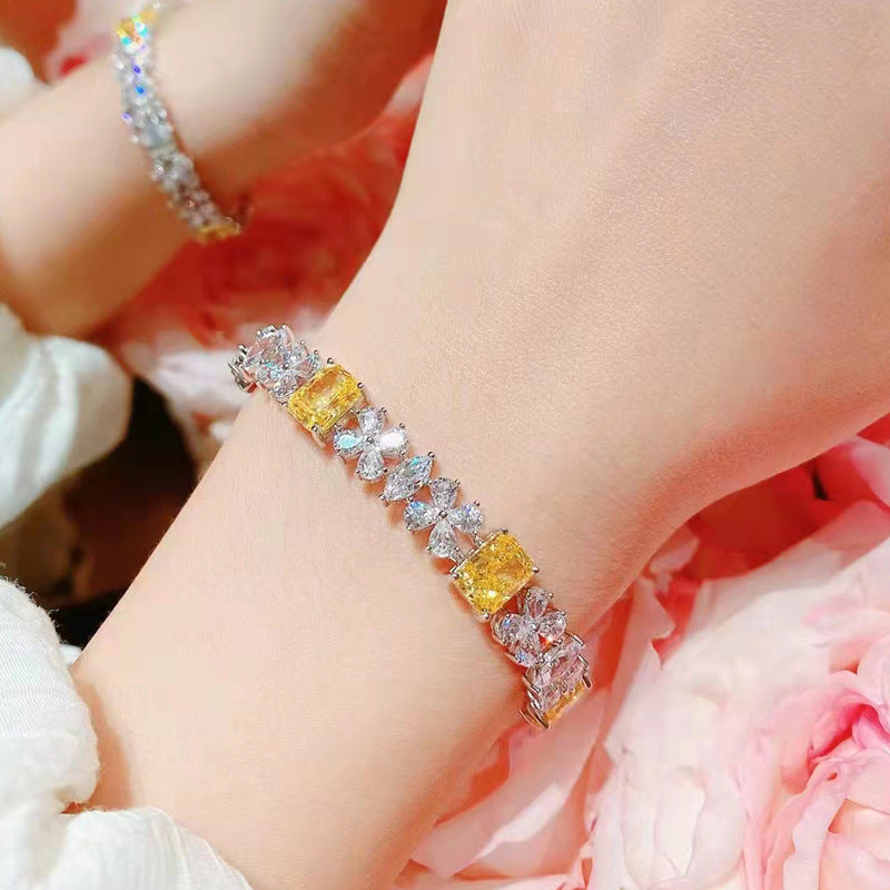 Bracciale a forma di fiore in oro giallo 18 carati con diamanti colorati fantasia