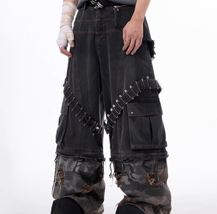 Jeans à structure d'épissure camouflage avec épingles et rubans