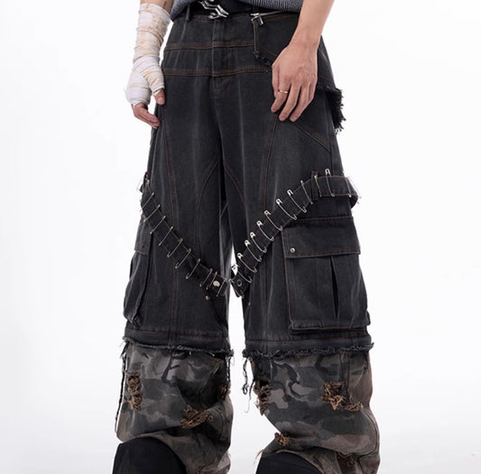 Jeans con spilla e nastro per struttura di giunzione mimetica