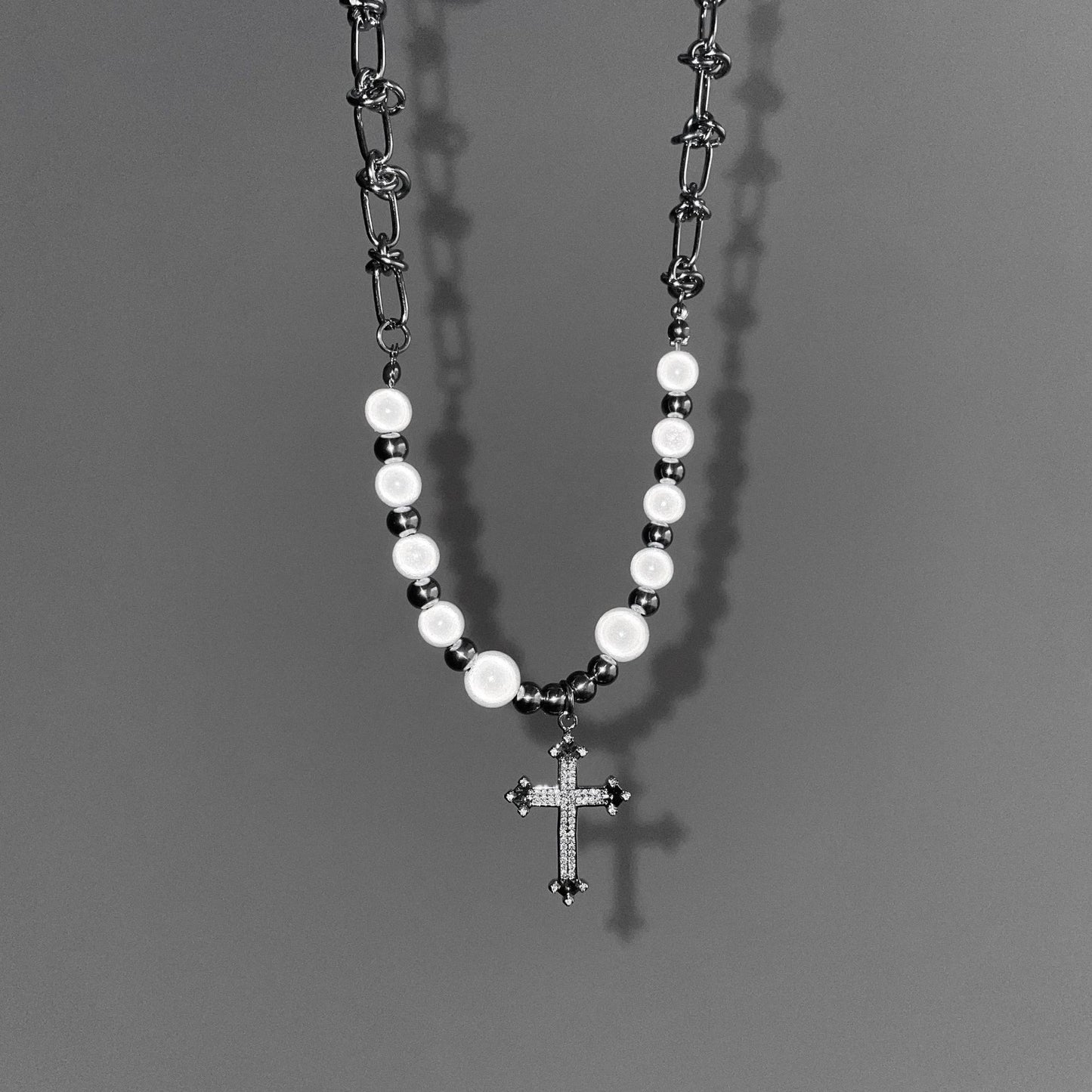 Collier croix en perles réfléchissantes