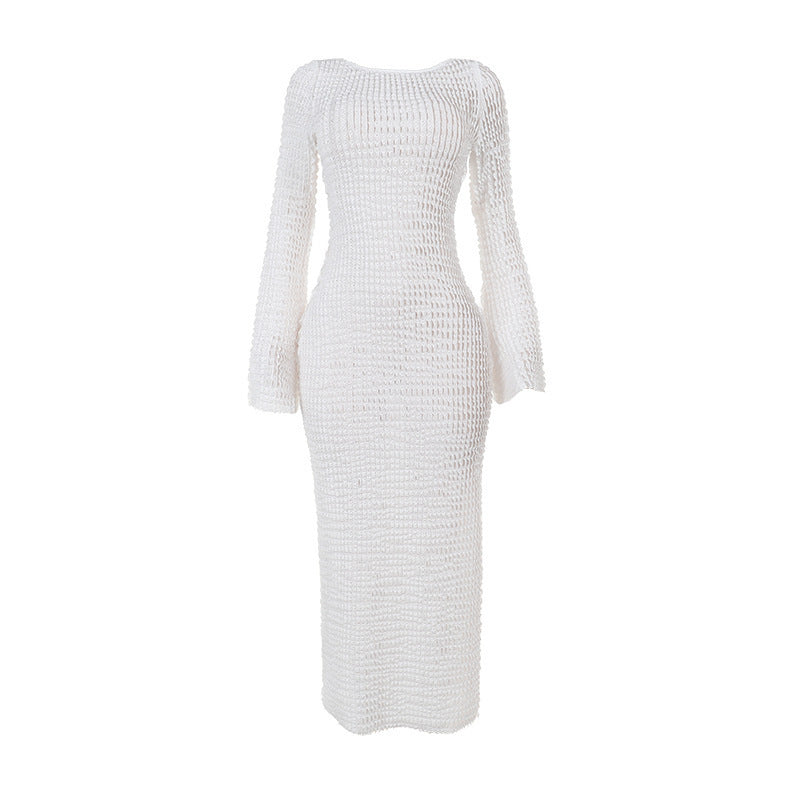 Robe dos nu moulante en tissu texturé, idéale pour l'automne