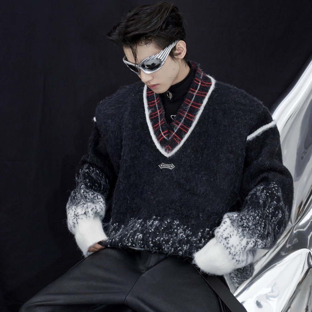 Le pull en tricot pelucheux est paresseux et ample