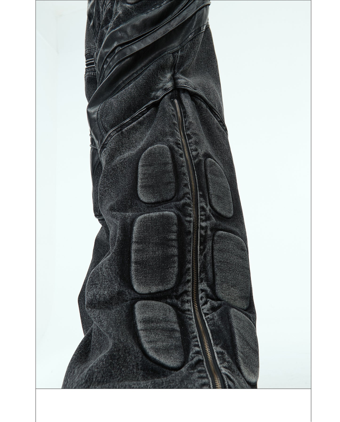 Jean Armor noir délavé et déstructuré, pantalon avec coutures en cuir PU