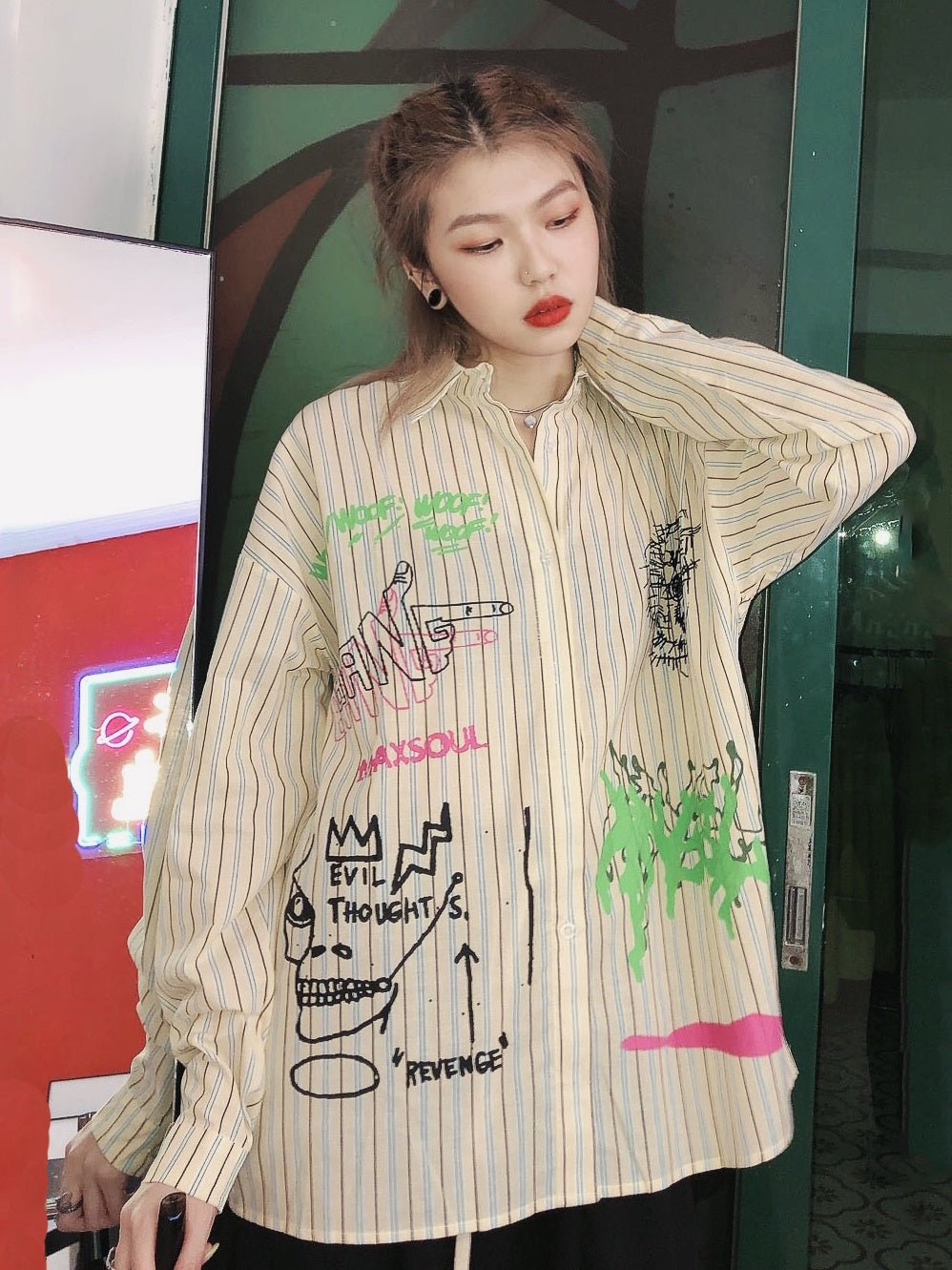 Maglietta con lettere graffiti